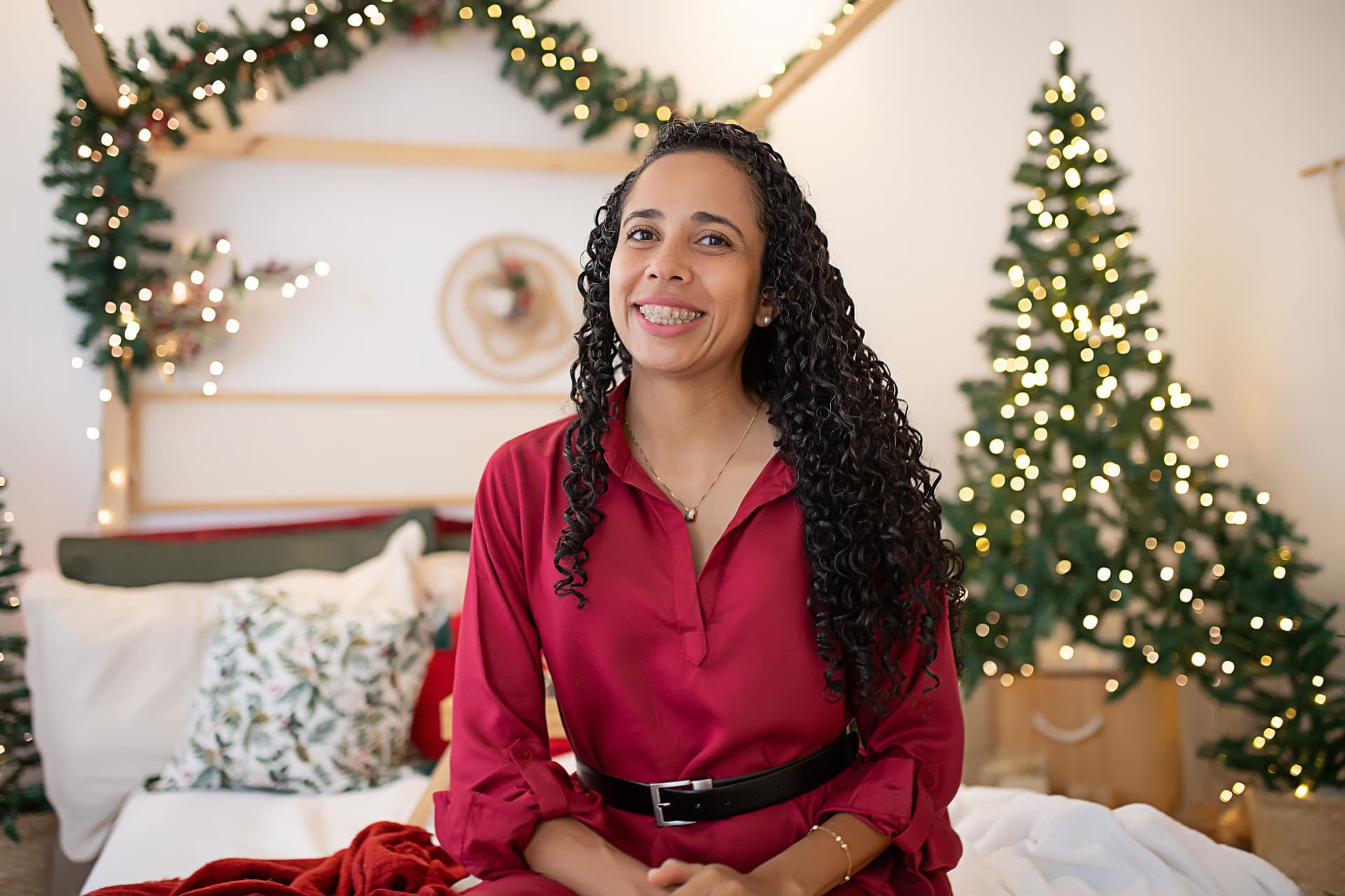 Fotógrafa especialista em ensaios de Natal sorrindo em um estúdio decorado